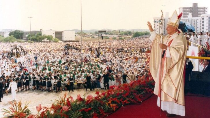 São João Paulo II celebra missa no Papódromo durante visita a Natal em outubro de 1991