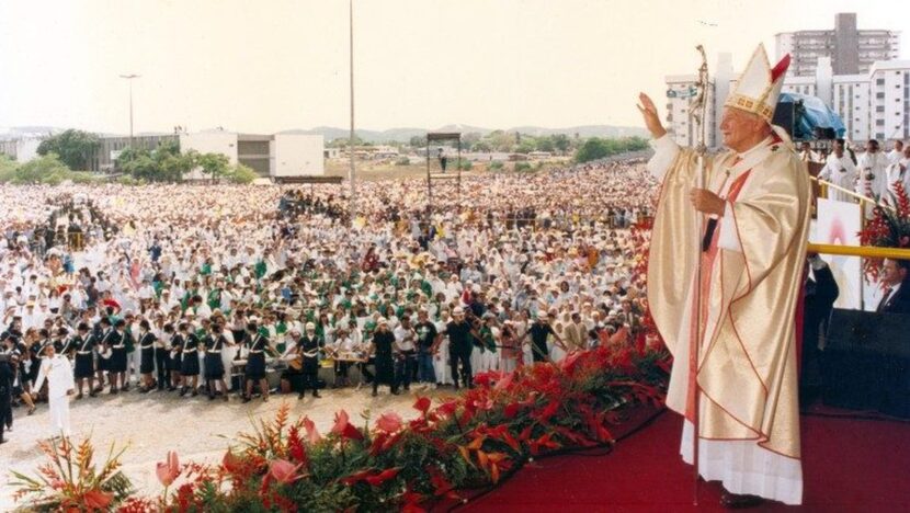 São João Paulo II celebra missa no Papódromo durante visita a Natal em outubro de 1991
