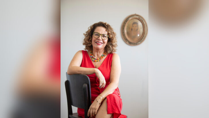 Josimey Costa sentada em uma cadeira