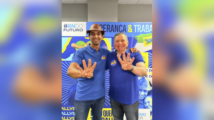Luiz Almir posa ao lado de Allyson Bezerra; ambos usam camisas azuis