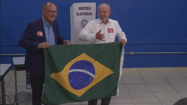 Lula vota no ABC Paulista e diz nunca ter visto mobilização igual à do segundo turno