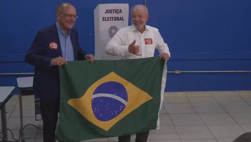 Lula vota no ABC Paulista e diz nunca ter visto mobilização igual à do segundo turno