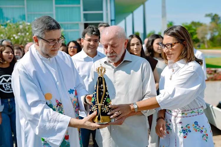 Lula segura imagem de Nossa Senhora Aparecida durante missa no Palácio da Alvorada