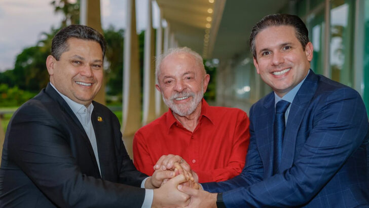 Lula entre Hugo Motta e Davi Alcolumbre no Palácio da Alvorada