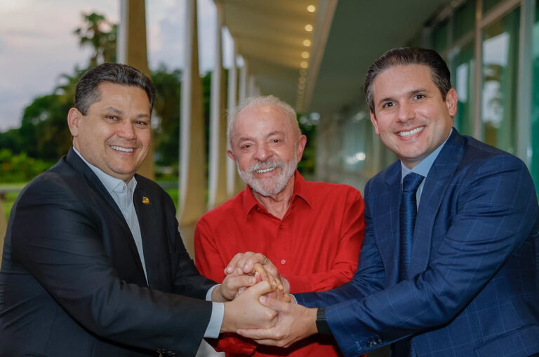 Lula entre Hugo Motta e Davi Alcolumbre no Palácio da Alvorada