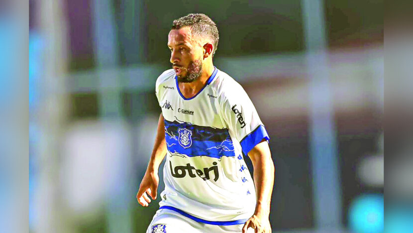 Gabriel Mancha em campo usando uniforme do Olaria
