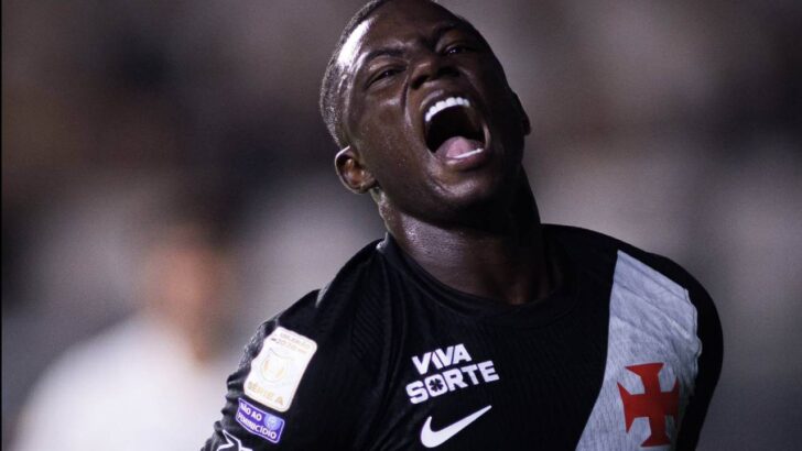 Marino Hinestroza grita durante comemoração, vestindo a camisa preta do Vasco com faixa diagonal branca