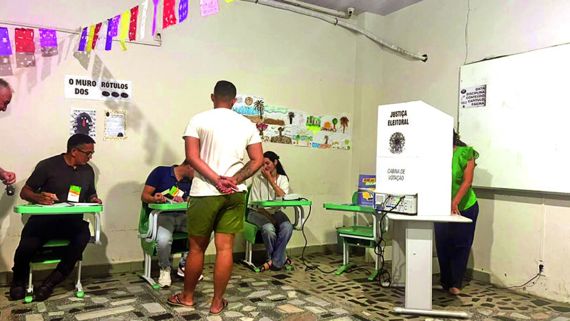 Eleitores e mesários em seção eleitoral na Zona Norte de Natal