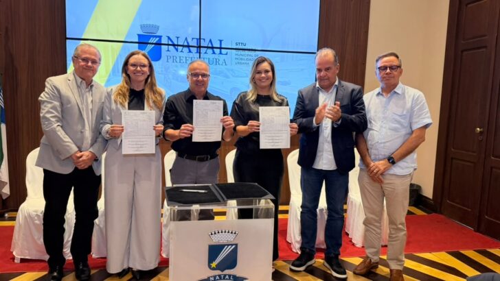 Representantes da Prefeitura do Natal na cerimônia de assinatura da ordem de serviço no Palácio Felipe Camarão