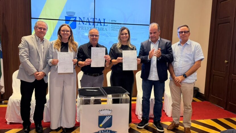 Representantes da Prefeitura do Natal na cerimônia de assinatura da ordem de serviço no Palácio Felipe Camarão