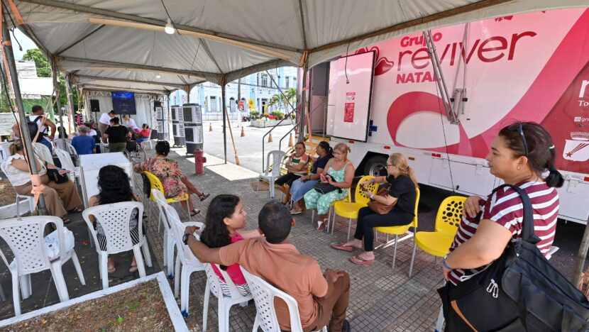 Atendimento de saúde e serviços gratuitos oferecidos pela Assembleia Legislativa durante a programação do Outubro Rosa em Natal