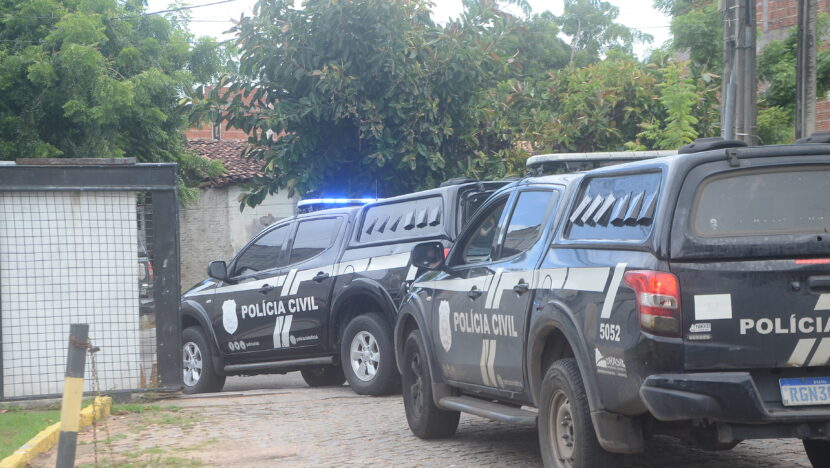 Viaturas da Polícia Civil estacionadas em área externa