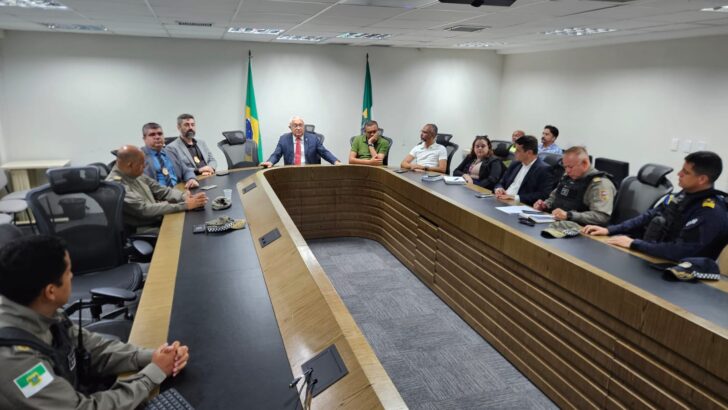 Representantes das forças de segurança reunidos em mesa na Sesed