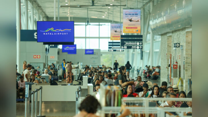 Passageiros na sala de embarque do Aeroporto de Natal