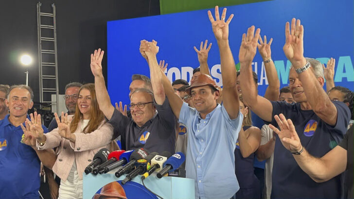 Paulinho Freire e Allyson Bezerra com apoiadores em encontro político