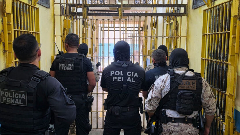 Policiais penais em corredor de unidade prisional do RN