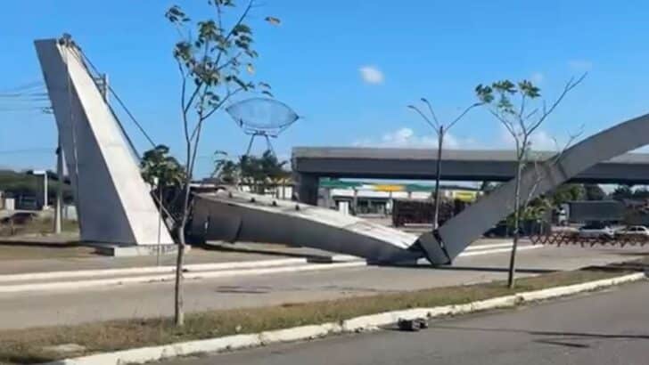 Estrutura metálica do pórtico caída sobre avenida em Macaíba
