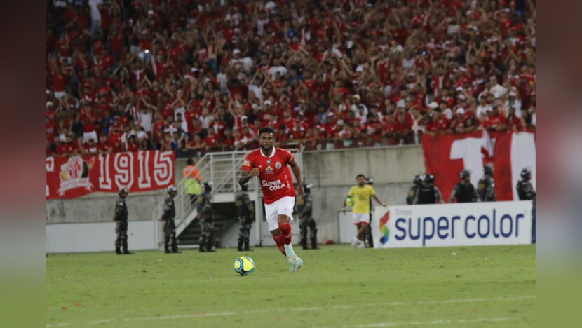 Rafael Carioca conduz a bola com a camisa vermelha do América em registro de arquivo