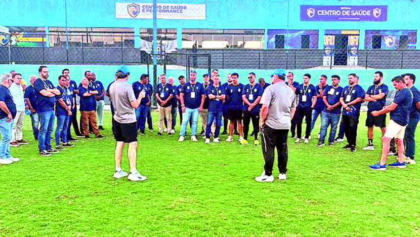 Treinadores e gestores participam de atividade prática no campo do QFC