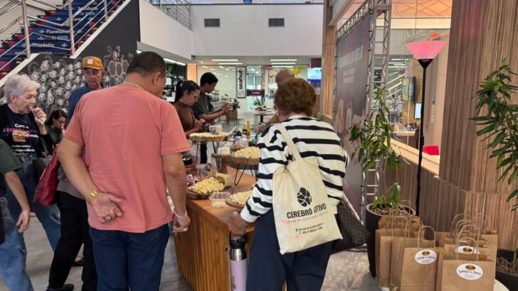 Visitantes observam queijos em mesa de degustação durante evento no Sebrae-RN