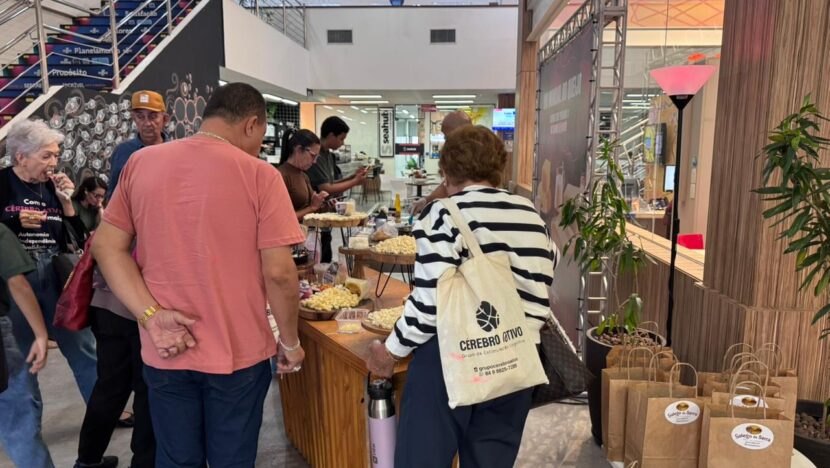 Visitantes observam queijos em mesa de degustação durante evento no Sebrae-RN