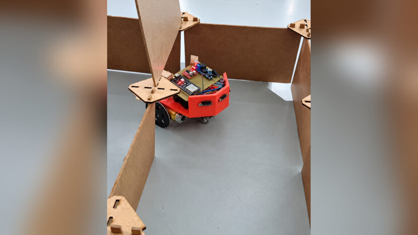 Robô TimBot da UFRN em um labirinto de madeira