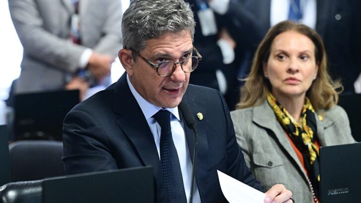 Senador Rogério Carvalho fala durante pronunciamento à bancada do Senado