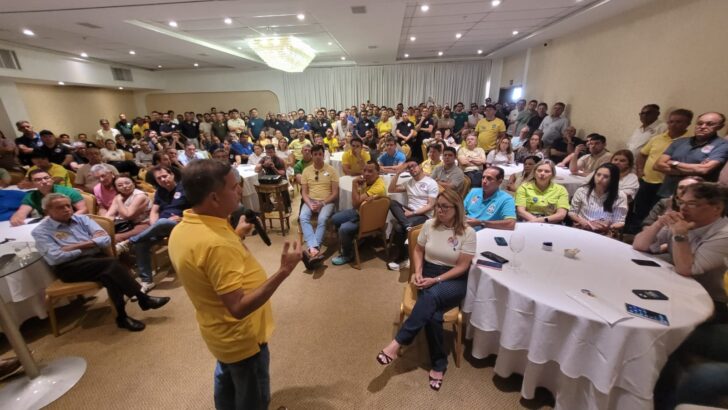 Rogério Marinho durante encontro com prefeitos e lideranças políticas em Natal