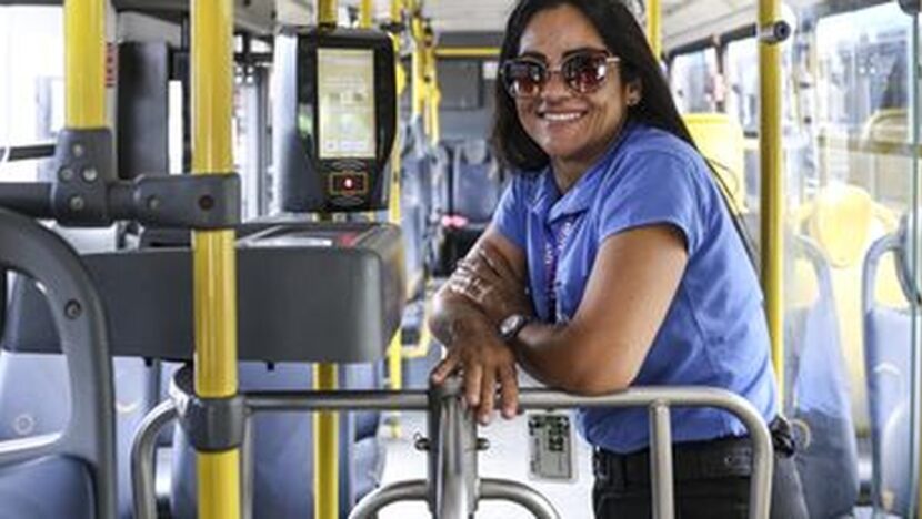 Cobradora Denise Ulisses representa trabalhadores que terão jornada menor sem redução salarial