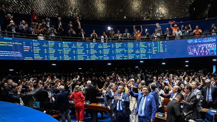 Parlamentares comemoram no Plenário do Senado a aprovação do fim da escala 6x1