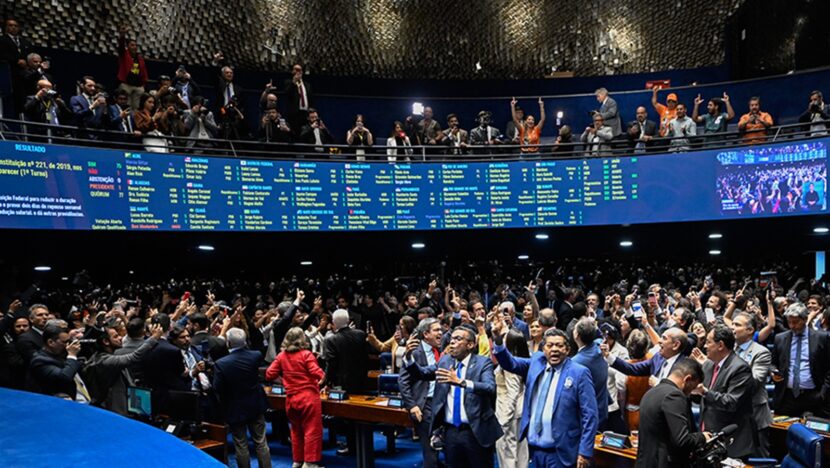 Parlamentares comemoram no Plenário do Senado a aprovação do fim da escala 6x1