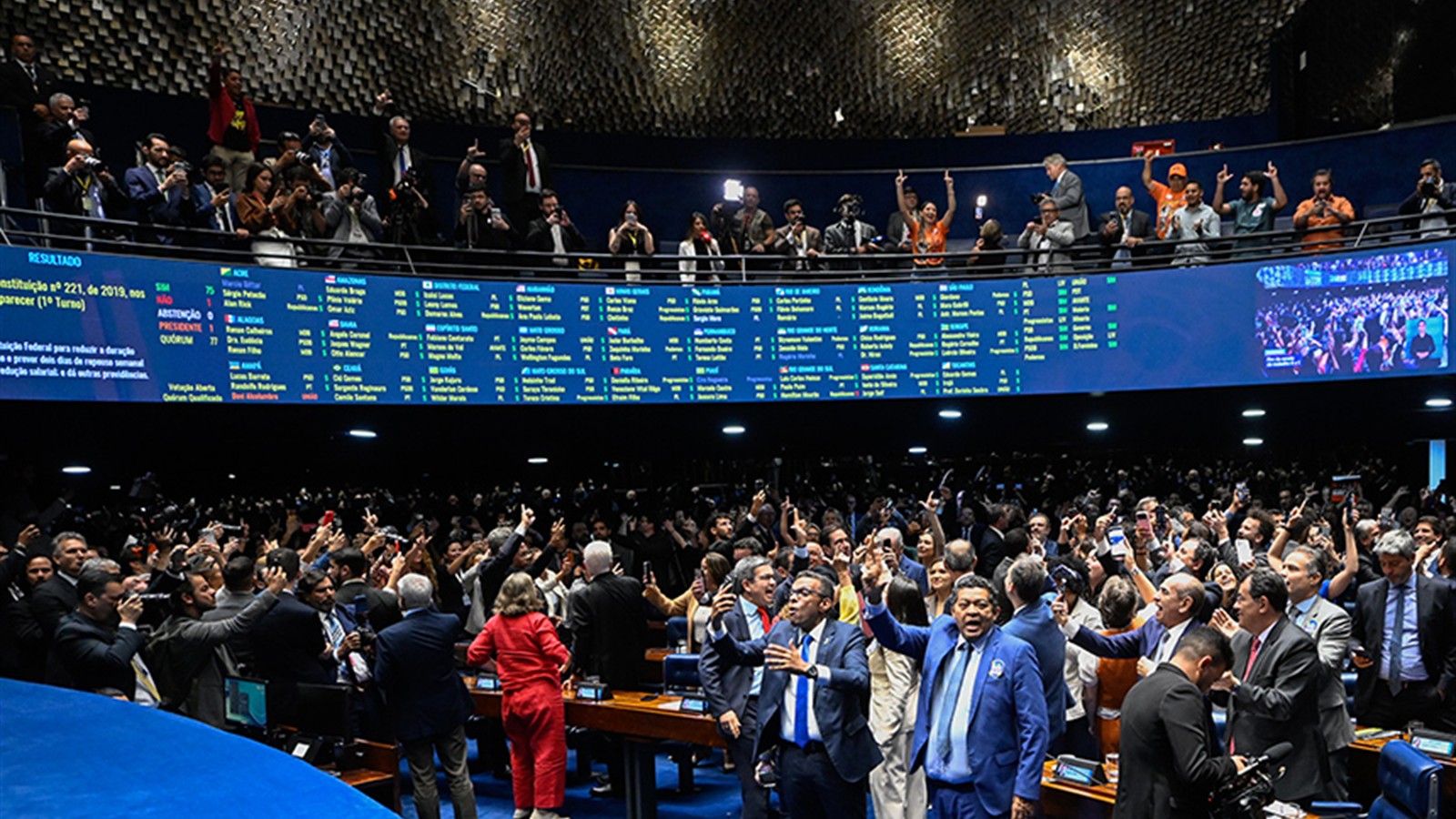 Parlamentares comemoram no Plenário do Senado a aprovação do fim da escala 6x1