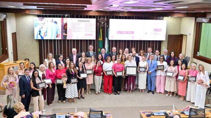 Grupo de mulheres homenageadas e parlamentares durante sessão solene da Assembleia Legislativa do RN