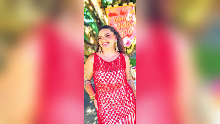 Fernanda Guimarães sorri com vestido vermelho na festa de seus 31 anos