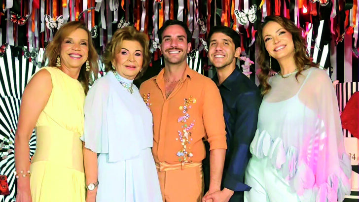 Matheus Bulhões, Murilo Ribeiro e familiares posam juntos na comemoração