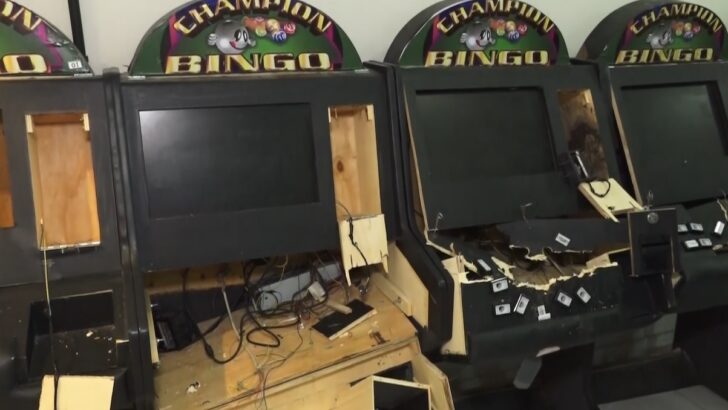 Máquinas eletrônicas pretas com identificação “Champion Bingo”, telas apagadas, painéis abertos, fiação exposta e partes de madeira aparentes.
