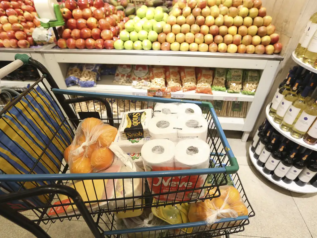Vendas em supermercados crescem após suspensão das bets no Brasil