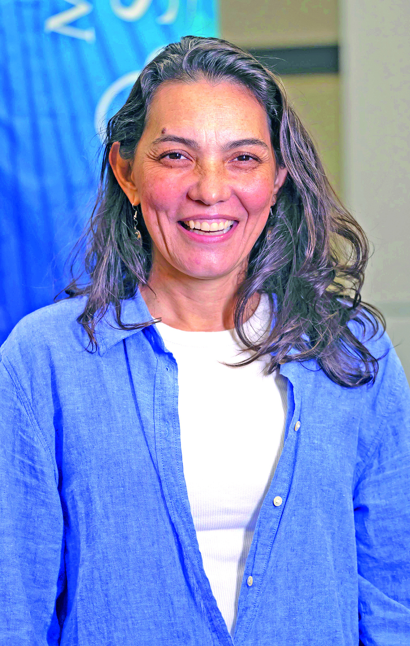Tatiane Fernandes sorri para a fotografia