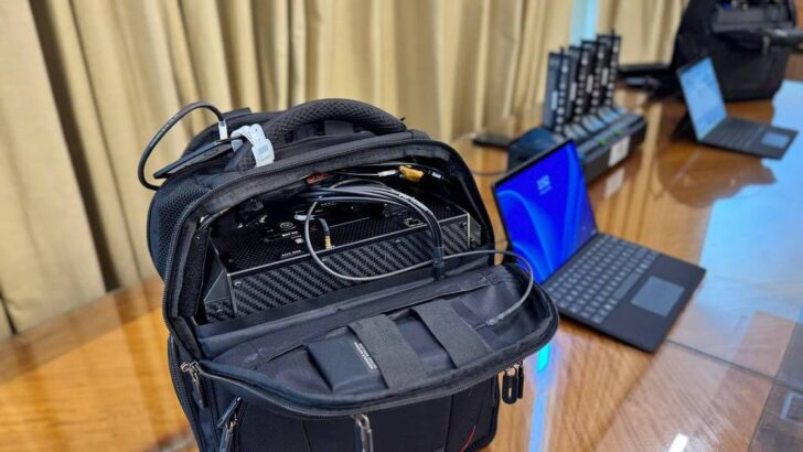 Mochila aberta com equipamento tático de revista eletrônica (Etre) usado para identificar celulares em presídios