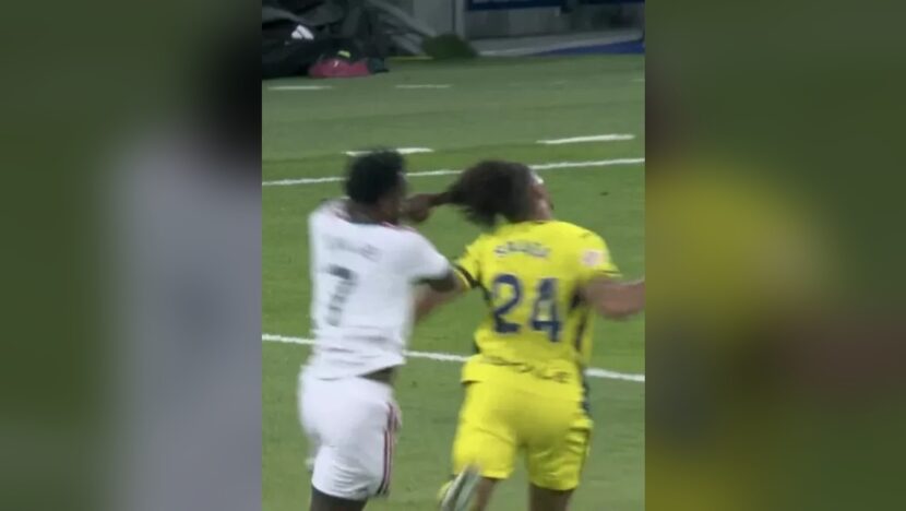 Vinícius Júnior puxa o cabelo de Saliba durante Real Madrid x Villarreal