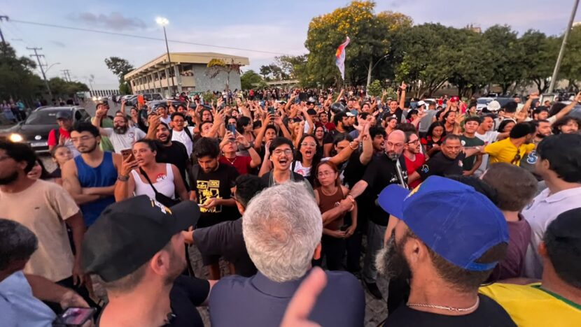 Manifestantes de direita e esquerda frente a frente durante confronto na UFRN