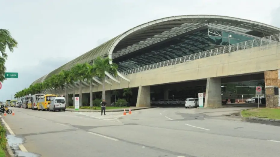 Com turbul&ecirc;ncia, passageiros foram projetados contra o teto do avi&atilde;o antes de pouso no Aeroporto de Natal - Foto: Jos&eacute; Aldenir / Agora RN