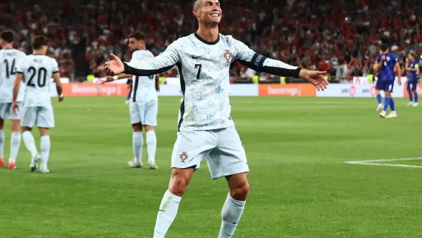 Cristiano Ronaldo celebra seu gol histórico com a camisa de Portugal / Foto: Carlos Rodrigues - UEFA/UEFA via Getty Images