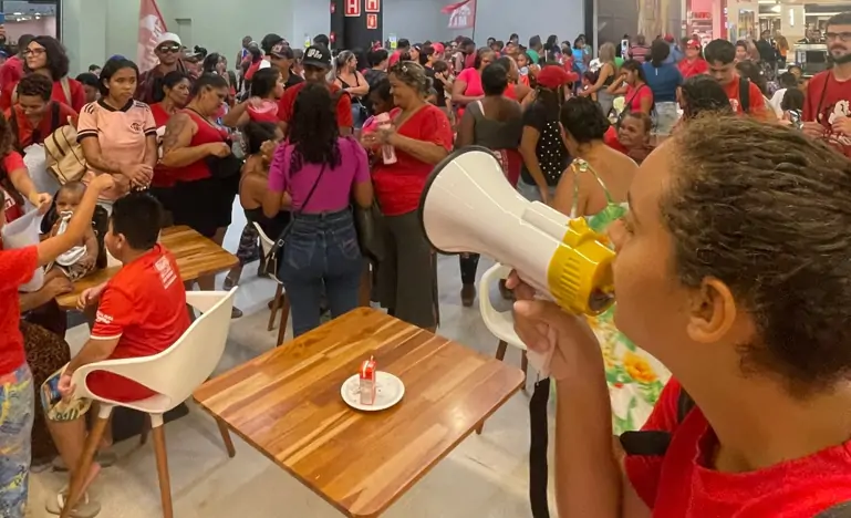 Manifestantes permaneceram no local at&eacute; o recebimento de cestas b&aacute;sicas / Foto: divulga&ccedil;&atilde;o