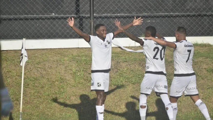 Gol do ABC foi marcado de cabe&ccedil;a por Ade&iacute;lson / Foto: Jos&eacute; Aldenir - Agora RN