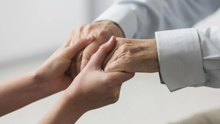A saúde do cuidador de pacientes acamados - Foto: Freepik
