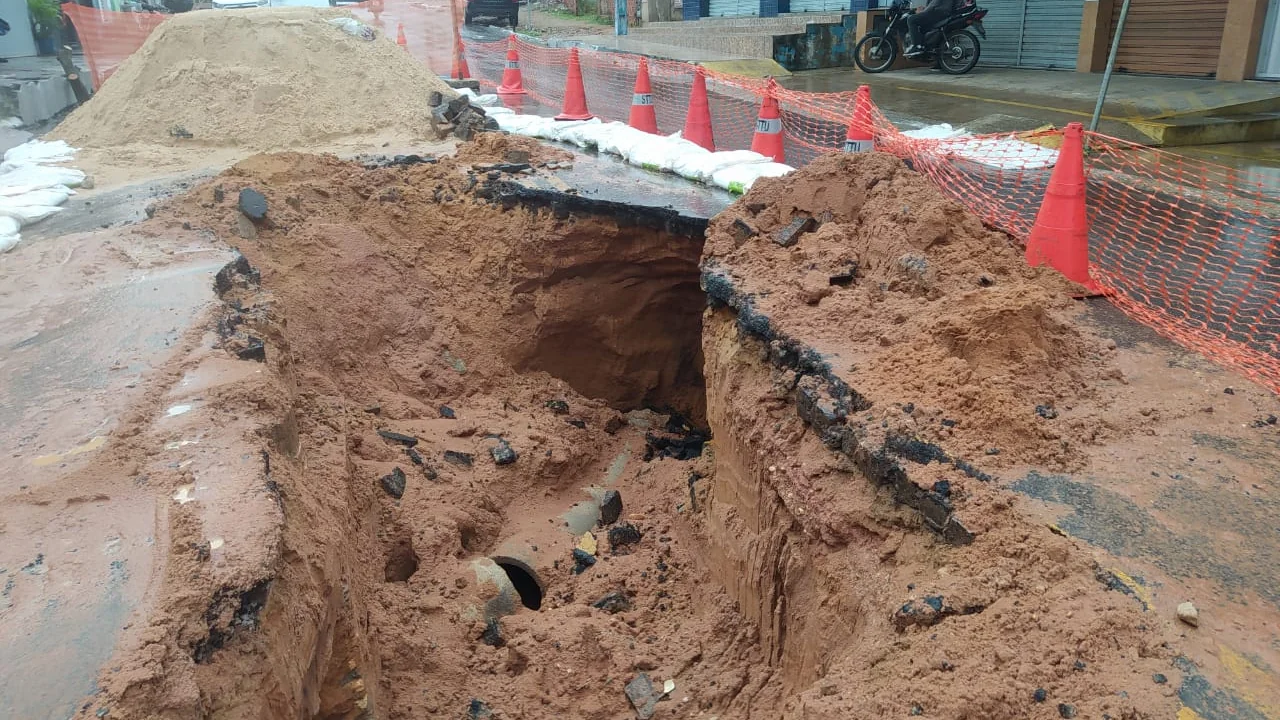 Cratera se abre em avenida da zona Norte de Natal após fortes chuvas image