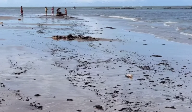 Manchas de &oacute;leo e cont&ecirc;iner encalhado s&atilde;o encontrados na praia de Barra do Rio ap&oacute;s naufr&aacute;gio - Foto: Reprodu&ccedil;&atilde;o