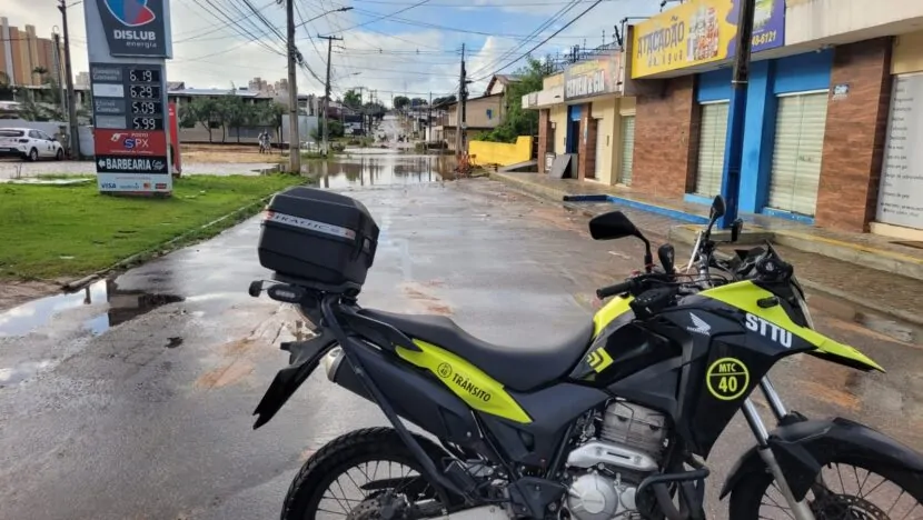 Chuva deixa vias alagadas e sem&aacute;foros apagados em Natal na manh&atilde; desta quarta 2; Avenida dos Xavantes &eacute; uma das rua alagadas - Foto: STTU