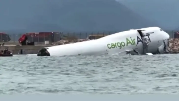 [VÍDEO] Avião de carga derrapa, colide com carro e cai no mar em Hong Kong - Agora RN